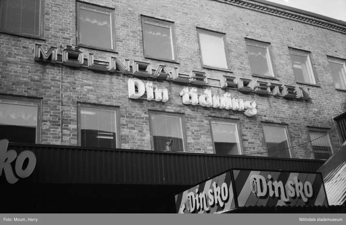 Hus på Frölundagatan i Mölndals centrum, år 1983.
Fotografi taget av Harry Moum, HUM, Mölndals-Posten, vecka 6, år 1983.