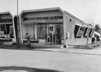 POSTEXPEDITIONEN GÖTEBORG 46, Doktor Bex gatan 4 G, Guldheden, Göteborg, den 29 juli 1954. Exteriör av postexpeditionen, med entrén.