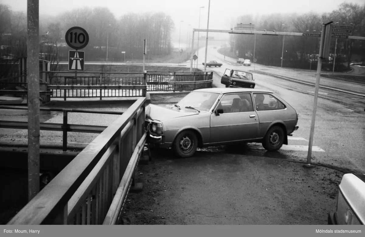 Bil som har krockat på Ikeamotet i Kållered, år 1983.

För mer information om bilden se under tilläggsinformation.