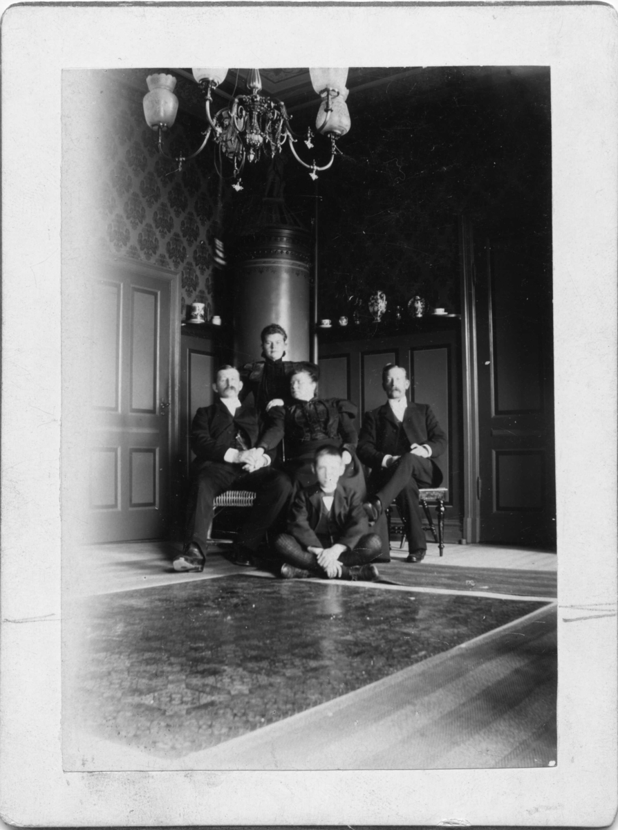 Syskonen Andrée i Göteborg: S A Andrée, Signe Spånberg, Emelie Spånberg, Ernst Andrée och sittande på golvet Douglas Andrée.