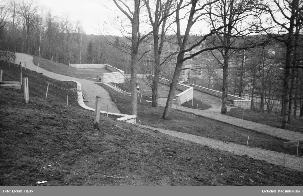 Den nya utbyggnaden av Kållereds kyrkogård, år 1983. "Utbyggnaden i sluttningen mot Livered är nu klar i Kållered."

För mer information om bilden se under tilläggsinformation.