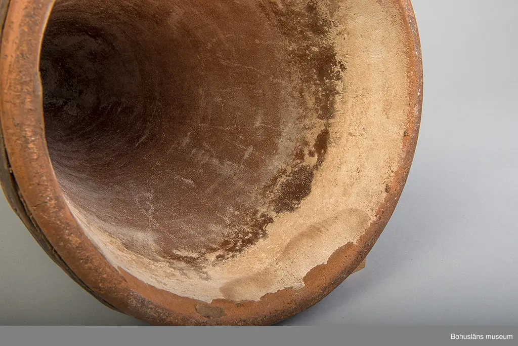 Ur handskrivna katalogen 1957-1958:
Sockertoppsform
H. 55 cm; största D. 25 cm; rött lergods, spånklädd. Hel.
Rester av socker täcker delar av formens insida.