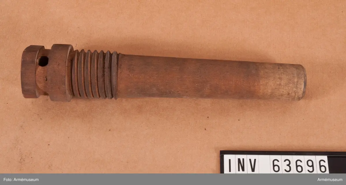Tomt brandrör av trä, till 23 cm (7") bomb vid kastning ur bombkanon, von Sydows konstruktion.