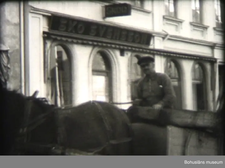 Film tagen över olika arbetsplatser och arbetsledarkontor där avlöningarna utbetalades.
0000 Växthusförmannen i Uddevalla Stadsträdgård, Albert Forsberg.
0002 Söderängarna och i bakgrunden dåvarande kv. Tegen vid Kapellevägens nedre del; därbakom Epidemisjukhuset (nuvarande Kapellehemmet).
I förgrunden stadsträdgårdens (vid Walkesborg) drivbänkar samt de privatägda kolonistugorna med sina trädgårdstäppor
0005 T.v. trädgårdsarbetaren John Olsson och t.h. kollegan Johan Antonsson i stadsträdgårdens växthus.
0011 John Arvidsson i växthuset.
0012 Felix Johansson i trädgården.
0018 Stadsträdgårdens plantskola och t.h. gamla Badhuset vid Södergatan-Badhuskajen.
0021 Gräsklippning pågår i Hasselbacken; i bakgrunden kv. Åberg med Svanbergska Huset.
0033 Springbrunnen vid S. Hamngatan (Hanssonska Bron), den gamla vattenhämtningsplatsen för sörkällevattnet med tilloppsledning gjord av urborrade trästockar.
0035 "Hanssonska Bron", södra brofästet.
0042 Typiskt fordon hos Uddevalla Stad för borttransport av avfall vid gatustädning.
0045 Kommunalarbetarna "tuktar" stenblock med "sätt" och "slägga".
0046 Uddevalla Stads Gasverks kontor mot Västerlånggatan.
0054 Bild från gatukorsningen Västerlånggatan-Lilla Norrgatan t.h. ”SlaktarFritz" lilla hus.
0058 Kommunalarbetaren (vid Gasverket) John Mårtensson har hämtat sin avlöning.
0104 T.v. barhuvad och med cykel rörläggaren Olle Andersson (en av pojkarna "på Teatern").
0105 Olle Andersson på Västerlånggatan (söderut).
0107 Åkaren Oskar Karlsson, på Kungstorget.
0124 Uddevalla Stads Elverks verkstäder och kontor intill Strömbergsfallet.  Knut Levin, elektriker vid Elverket.
0128 Zackarias Johansson, förman vid Stadsträdgården.
0133 Algot Lundin, elektriker och förman vid Elverket.
0138 T.v. kommunalarbetaren Harry Dahlqvist och t.h. kollegan Frank Hermansson, chaufför vid Elverket.
0142 t.v. förman Algot Lundin vid Elverket o t.h. hans son Gunnar Lundin, sedermera avläsare vid Elverket.
0152 Rörmontör Oskar Jakobsson vid Gasverket, som bedrev entreprenadverksamhet inom rörinstallationsbranschen med ingeniören Axel Risberg som chef.
0200 Rörinstallationsförman Douglas Bäck, senare vid Gatukontor
0207 T.v. John Mårtensson; i bakgrunden John Anderssons cykelaffär i hörnan Västerlånggatan-Lagerbergsgatan.
0215 Avlöningsdag på Rådhusgården.  T.v. polisens arrestlokaler.
0217 Kontorist Erik Johansson, senare Gatukontoret, (t.h. med keps)
0218 T.h. Tore Olsson Stadsträdgården.
0220 T.h. med keps: Karl Hansson ("Kalle Gapa"). 0223 T.h. med keps: Johan Göransson.
0226 Gustav Cederlund (ibland på stadens bogserbåtar) och t.v. om honom och barhuvad: Albert  "Myggan" Johnsson.
0240 Kommunalarbetaren Oskar Björk.
0252 T.h. med hatt: Polisöverkonstapel Sixten Karlsson.
0259 Kommunalarbetaren John Zackrisson, Stadsträdgården.
0303 T.v. med keps: Hjalmar Karlsson.
0311 T.v. kommunalarbetaren Albert Hermansson, även en känd kommunalpolitiker i staden (stadsfullmäktig 1935-38) f. 4/4 1882.
0318 T.h. kommunalarbetaren Sigurd Jakobsson (känd seglare).
0320 Osvald Andersson.
0332 T.v. Snickaren Glans-Larsson.
0334 Ernst Engelbrektsson.
0338 I mitten: Kommunalarbetaren Bertil "Bagarn" Hansson. 0352 Ernst Engelbrektsson.
0405 Förman Hjalmar Sundqvist vid Elverket.
0416 Kommunalarbetare Nore Nilsson.
0417 Karl Erik Karlsson.
0421 T.v. Snickaren Karl Larsson-Glans och t.h. Albert Herman¬sson.
0424 Åkaren Frans Söderqvist.
0425 T.h. Bertil "Knaster" Johansson.
0430 Skepparen på stadens bogserbåtar Karl Alexandersson 0437 Ernst Lindqvist (på Bleket).
0439 Johan August Larsson på Gasverket (fader till Åke " 
0446 Sven Karlsson på Vattenverket.