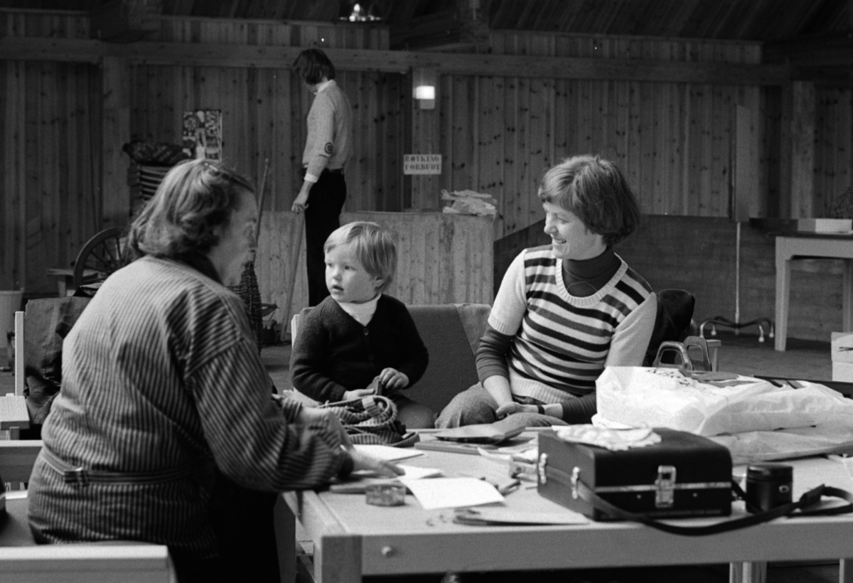 ROMEDALSUTSTILLINGEN, Hedmarksmuseet. Aulatoppen, Wenke Melbye med barn.