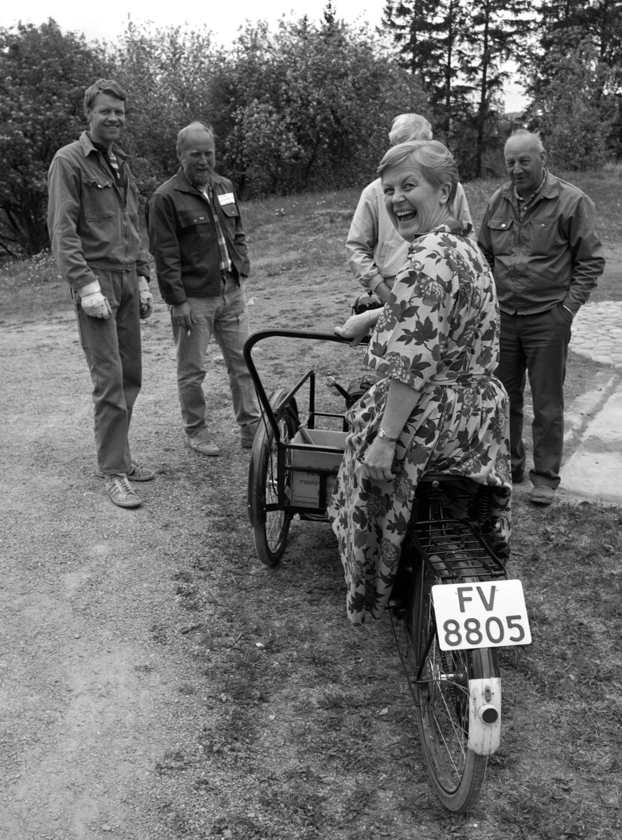 Gruppe ansatte ved Hedmarksmuseet ved restauranten, mot Storhamarlåven. Torbjørn Furuli til høyre. Wenke Melbye sitter på en elektrisk varesykkel, konstruert av ingeniør Sverre Hagen, fra 1920-30 tallet. "Ing. Hagens elektro-varesykkel." FV 8805. Sannsynligvis produsert ved "Norsk Elektrodrift" i Brumunddal.