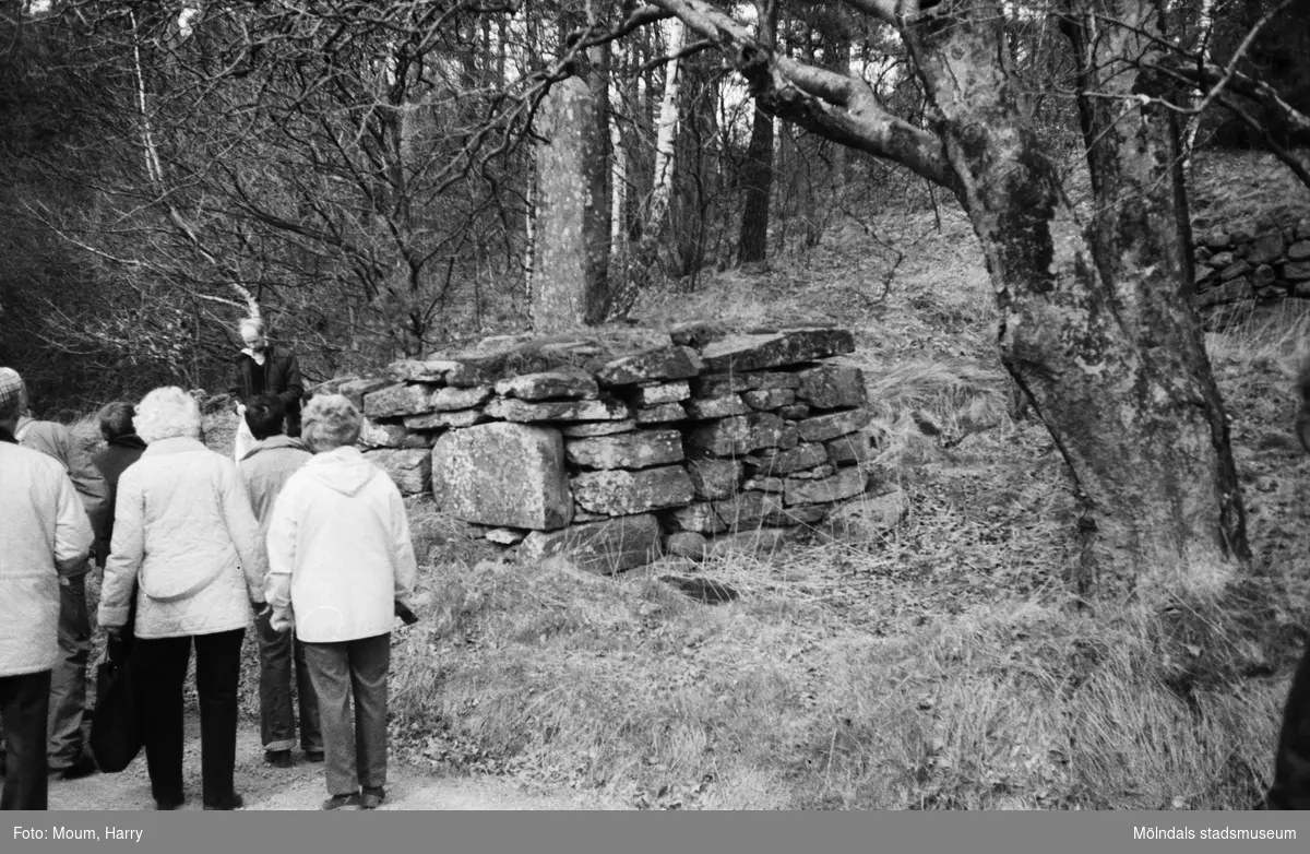 Lindome Hembygdsgille anordnar sockenvandring i Lindome, år 1983. Vägsten vid gamla landsvägen.

För mer information om bilden se under tilläggsinformation.