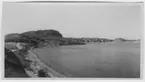 'Närberget med badviken och Kristineberg. Vy med hus, hav, berg och strand. ::  :: Serie fotonr 1888-1963.'