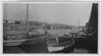 'Kilen åt S.V. I förgrunden båtar vid brygga. Hus. ::  :: Serie fotonr 1888-1963.'