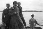 'Akka-expeditionen sommaren 1930: ::  :: Från vänster: Harald Alander, Leonard Axel Jägerskiöld (främst), Kurt Wastenson och Knut. Utanför Långedrag vid färd till Träslöv, närbild på däck. ::  :: Ingår i serie med fotonr. 2033-2087.'