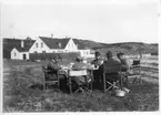 'Akka-expeditionen sommaren 1931: ::  :: 5 st män kring ett bord på stranden i Anholt. Leonard Axel Jägerskiöld längst till höger på kortsidan av bordet. I bakgrunden stort vitt murat hus. Se även fotonr. 2203. ::  :: Ingår i serie med fotonr. 2182-2234.'