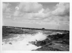 'Akka-expeditionen sommaren 1932: ::  :: Vy ut mot havet med Glommens  yttre hamnpir. ::  :: Ingår i serie med fotonr. 2400-2453.'