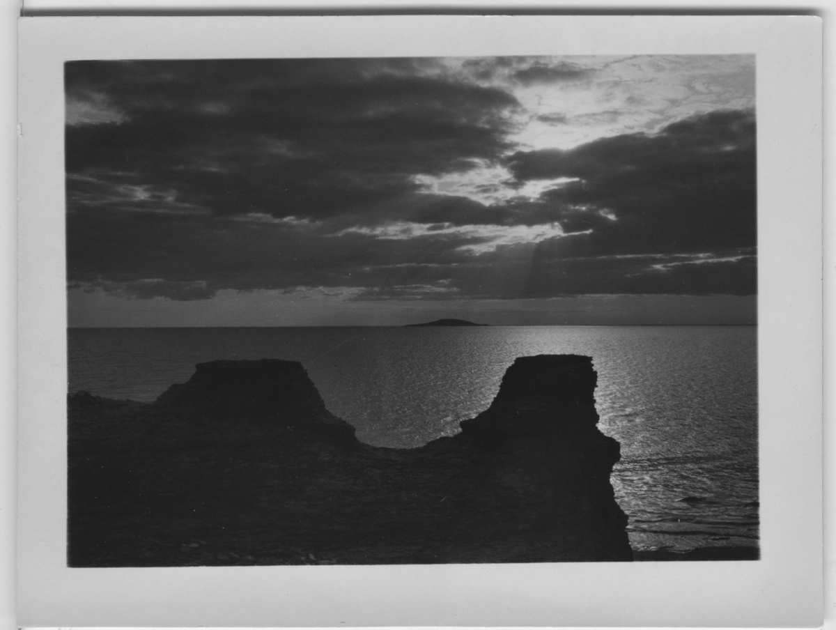 'Biologiska föreningens utfärd till Öland: ::  :: Vy ''Raukar vid Byrum. Ölands västkust, Blå jungfrun i bakgrunden.'' Vy ut mot havet, kvällsbild. ::  :: Se även fotonr. 2607-2625, 2583-2606 samt 2883-2911 från samma utfärd.'