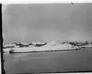 'Skagerrakexpeditionen 1933-03-06 - 1933-03-08: ::  :: Vy med Källö med hus sedd utifrån havet, snöklädd.. ::  :: Ingår i serie med fotonr. 2828-2838.'