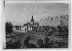 Kyrkan i Östråt. Avfotografering av en teckning från ca 1853. Människor och häst och vagn framför kyrkan. Se även fotonr. 3338.