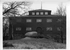 'Flytt av ett stort vindslipat stenblock av ögongnejs från Ellesbo grustag till Göteborgs Naturhistoriska museum. Blocket väger ca 30 ton. ::  :: Stenblocket på plats utanför Göteborgs Naturhistoriska museum i Slottsskogen i sydlig riktning.'