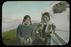 '2 kvinnor, inuiter (eskimåer). Text på på glaset: ''Esquima women. Ponds Inlet.'' Kläder. Klädsel. ::  :: Ingår i serie med fotonr. 5203:1-22. Se även hela fotonr. 5202-5218 med bilder från Frits Johansen.'