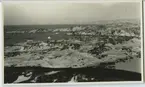 'Vy över kusten norrut, Snöklädda basaltberg i bakgrunden. Jakobshamn. ::  :: Ingår i serie Fotonr. 5217:1-103. Se även hela fotonr. 5202-5218 med bilder från Frits Johansen.'