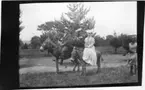 'Diverse fotografier från bl.a. dåvarande Nordrhodesia, nu Zambia, tagna av Konsul Magnus Leijer. ::  :: 1 st man sittande på en åsna, bredvid sitter 1 st kvinna på en lägre åsna. Vid sidan av står 1 st man.'