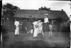 'Diverse fotografier från bl.a. dåvarande Nordrhodesia, nu Zambia, tagna av Konsul Magnus Leijer. ::  :: 1 st kvinna och 1 st man sittande på en varsin åsna, hållna av en varsin  man, bakom dem står ytterligare 5 st  män, samt en byggnad.'