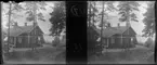 'Bildtext: ''Lofthus: ''Lofthus villa, from the edge of wood.'' :: Lofthus villa sedd från kanten av skogen. Vy med havet i bakgrunden. ::  :: Ingår i serie med fotonr. 5249:1-20, se även hela serien med fotonr. 5237-5267.'