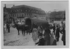 'Ingår i en serie med Fotonr. 5419 med Göteborgs Naturhistoriska museums olika vykort genom åren. ::  :: 1 segment av malmska valen på väg att flyttas till Naturhistoriska museet i Slottsskogen. Folksamling och hästar och vagnar. Två hästar är förspända framför segmentet.'