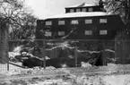 'Tillbyggnaden av Göteborgs Naturhistoriska Museum februari 1979. Göteborgs Naturhistoriska Museum södra ytterväggen med byggarbetsplatsen framför, staket, snö. ::  :: Ingår i serie med fotonr. 5527:69-216.'