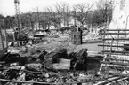 'Tillbyggnaden av Göteborgs Naturhistoriska Museum mars 1979. Vy över byggarbetsplatsen södra sidan av Göteborgs Naturhistoriska Museum. Byggnadsmateriel, armeringsjärn m.m. ::  :: Ingår i serie med fotonr. 5527:69-216.'