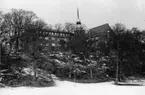 'Tillbyggnaden av Göteborgs Naturhistoriska Museum april 1979. Foto från Slottsskogen och upp mot Göteborgs Naturhistoriska Museums västra sida med tornbyggnaden. Snö., Naturbild, Byggnader ::  :: Ingår i serie med fotonr. 5527:69-216.'