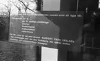 'Tillbyggnaden Göteborgs Naturhistoriska Museum 15 april 1980. Skylt vid entrén. ''Från och med 1981 kommer naturhistoriska museets entré att ligga här'' o.s.v. ::  :: Ingår i serie med fotonr. 5527:69-216.'