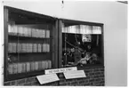 'Foto på Jubileumsutställningen, Göteborgs Naturhistoriska museum 150 år. ::  :: Utställningsmonter:'' Vad visade man förr? 1800-tal - mitten 1900-talet'', spindelsamling Arachn. Se baksidan av fotografiet!'