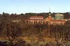 'Exteriörbild av Göteborgs Naturhistoriska Museum. Byggnaden fotograferad från höjd ovan Linnéplatsen, från Annedalskyrkans håll. ::  :: Ingår i serie med fotonr. 6065:1-12 med vyer med Göteborgs Naturhistoriska museum.'