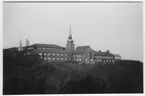 Naturhistoriska Museet i Slottsskogen sett från sydöst. Utsiktstornet synligt i bakgrunden. Samma foto som nr. 3056 (vilket David Sjölander tagit).