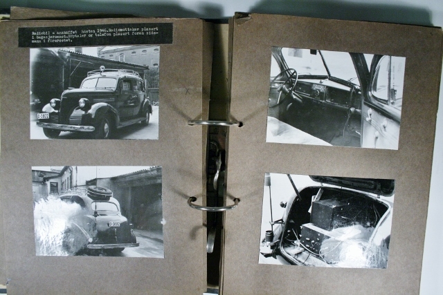 Fotoalbum med bilder fra politiet i Bergen, inkl. bl.a. biler, oppstilling, fyllearresten, båt, hytte og laboratorium og kommunistisk demonastrasjon. Ca. 40-50 sider