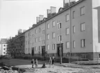 Det nyuppförda bostadshuset S:t Göransgatan 31 ac (nuvarande Fålhagen 35:4), Brf. S:t Göran, närmast i bild, och bostadshuset S:t Göransgatan 33 ac (nuvarande Fålhagen 35:5), Brf. Draken, under uppförande, Uppsala