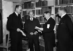 Stadsbibliotekarie Paul Harnesk vid nvigningen av Uppsala stadsbibliotek, Östra Ågatan, Uppsala oktober 1941