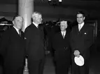 Uppsala universitets rektor Thore Engströmer och professor Nils von Hofsten med okända män, sannolikt i Universitetshuset, Uppsala oktober 1941