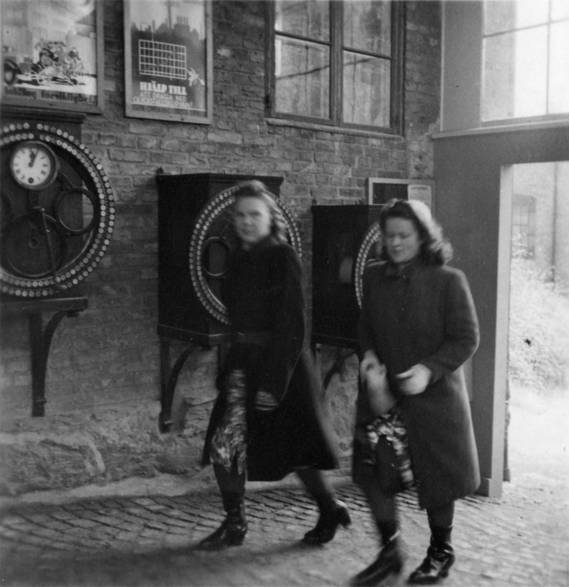 Porten vid Trädgårdsgatan. Fr. v.  Stina Dahlberg och Maj-Britt Dahlberg.