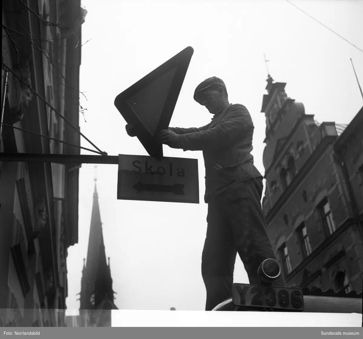 Översyn av trafikskyltar i Stenstaden, vid korsningen Köpmangatan-Varvsgränd samt Kyrkogatan precis öster om  kyrkan.