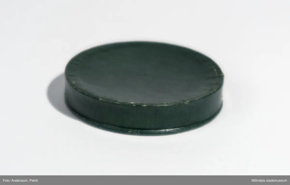 Minnesmynt i brons från Mölnlycke väfveri AB, utgivet 1849-1949.

Minnesmyntet ligger i en grön orginalförpackning. Förpackningen är av papp. På undersidan finns texten: "C.C. SPORRONG & CO. KUNGSGATAN 17. STOCKHOLM". 
På myntets ena sida finns en örn med texten "1849-1949 MÖLNLYCKE VÄFVERI AKTIEBOLAG" gjutet i myntet. 
På andra sidan finns Mölnlycke väfveri och Krokslätts fabriker gjutna.