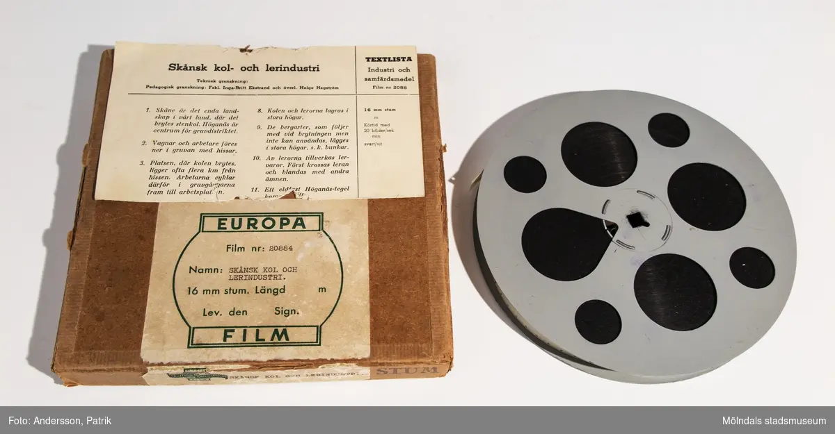 16 mm stumfilm med tillhörande kartong. Skånsk kol- och lerindustri.