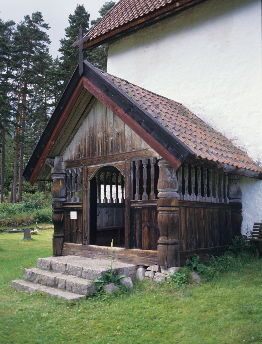 Inngangspartiet på Kviteseid gamle kirke på Kviteseid Bygdetun, Telemark. Illustrasjonbilde fra Bonytt 1988.