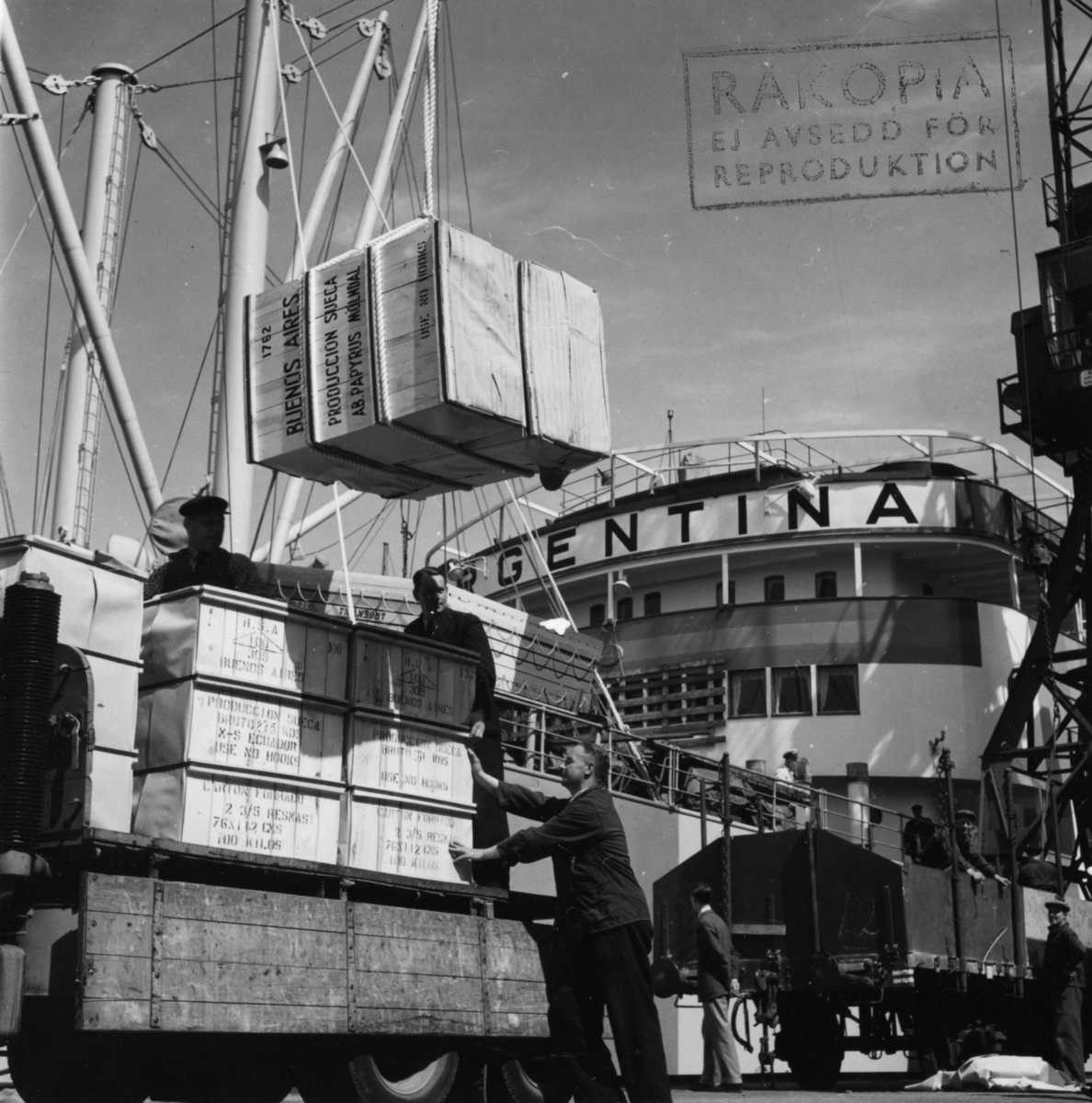 Lastning vid Frihamnspiren i Göteborg. 

Fartyget på bilden är M/S Argentina II. Argentina byggdes på Götaverken 1943. Hon sjösattes 28 augusti 1942, samt gick på provtur och levererades sedan den 27 januari 1943. Gjorde under återstoden av kriget ett flertal lejdresor till Argentina och Brasilien. Svenska exportvaror ner, samt en rad livsnödvändiga produkter hem bl.a. spannmål. Tidvis mellan lejdresorna när hon väntade på utväxling låg hon upplagd i Göteborg. Befälhavare när hon gick ut på första resan var K. Andreasson samt Maskinchef var J. Elowsson. Denna fartygsserie som byggdes för Johnson (Nordstjernan) mellan 1935 och 1948 bestod av 21 fartyg. Sjutton av dom var byggda på Götaverken samt fyra av dom var utlagda för byggnation på Kockums. Det var systerfartyg alltså byggda på samma ritningar, men naturligtvis skedde en del smärre förändringar genom åren. Men rent utseendemässigt är det väldigt svårt för en amatör att se skillnad på fartygen. Men en sak som skiljer om man vet om det är placering och antal fönster (ventiler) på förkant promenaddäck, alltså däck nummer två. På Argentina I, den som byggdes 1935 och minsprängdes 1942, fanns det på förkanten här 16 fönster (ventiler), de gick ända ut till rundningen på sidan av bygget. Medan däremot Argentina II (den på bilden) som byggdes 1943 endast hade 12 fönster (ventiler) på förkant detta däck, och de gick inte heller hela vägen ut till rundningen (sidan). 

När det gäller M/S Argentina I, detta fartygsnamne, kommer här en redogörelse för dess öde. Den sista resan anträdes 3 april 1942. Destinationen för resan var Buenos Aires i Argentina, I lasten ingick bland annat papper från AB Papyrus.

M/S Argentina I gick i lejdetrafik under Andra Världskriget och resan till Buenos Aires gjordes i sällskap med bolagsfartyget Annie Johnson. Från Buenos Aires gick man senare vidare till Santos i Brasilien.

15 juli 1942 lämnade man Santos i följe med Svenska Amerika Mexiko Liniens M/S Uddeholm.  Den 6 juli körde de två fartygen på en tysk minspärr 30 sjömil sydväst om Kristiansand. Först gick Uddeholm på. Där klarade sig hela besättningen. Därefter var det M/S Argentinas tur. Detta fartyg sjönk på två minuter. Fyra man omkom varav två ur besättningen, en kontrollofficer och en passagerare.