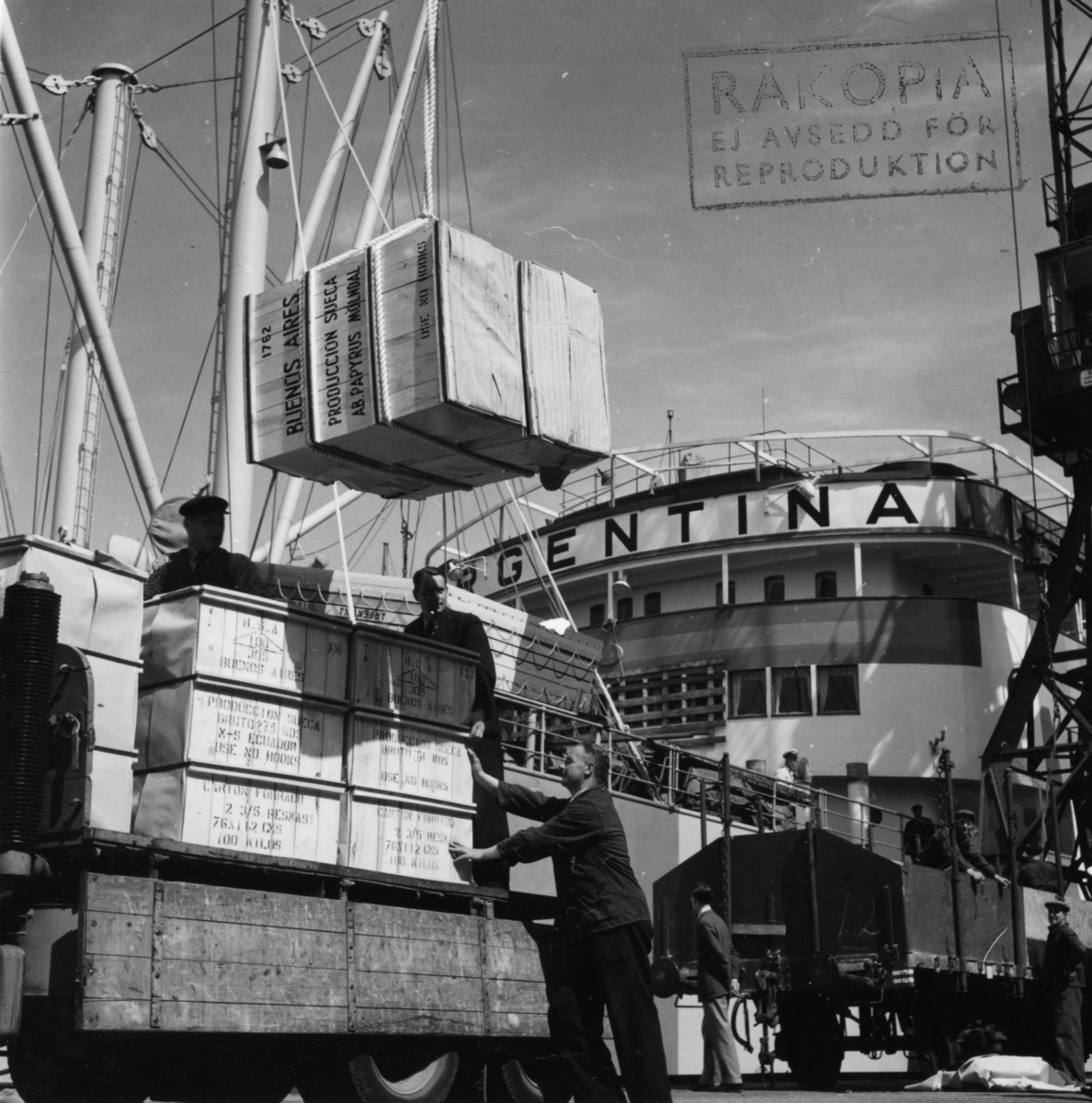 Lastning vid Frihamnspiren i Göteborg. 

Fartyget på bilden är M/S Argentina II. Argentina byggdes på Götaverken 1943. Hon sjösattes 28 augusti 1942, samt gick på provtur och levererades sedan den 27 januari 1943. Gjorde under återstoden av kriget ett flertal lejdresor till Argentina och Brasilien. Svenska exportvaror ner, samt en rad livsnödvändiga produkter hem bl.a. spannmål. Tidvis mellan lejdresorna när hon väntade på utväxling låg hon upplagd i Göteborg. Befälhavare när hon gick ut på första resan var K. Andreasson samt Maskinchef var J. Elowsson. Denna fartygsserie som byggdes för Johnson (Nordstjernan) mellan 1935 och 1948 bestod av 21 fartyg. Sjutton av dom var byggda på Götaverken samt fyra av dom var utlagda för byggnation på Kockums. Det var systerfartyg alltså byggda på samma ritningar, men naturligtvis skedde en del smärre förändringar genom åren. Men rent utseendemässigt är det väldigt svårt för en amatör att se skillnad på fartygen. Men en sak som skiljer om man vet om det är placering och antal fönster (ventiler) på förkant promenaddäck, alltså däck nummer två. På Argentina I, den som byggdes 1935 och minsprängdes 1942, fanns det på förkanten här 16 fönster (ventiler), de gick ända ut till rundningen på sidan av bygget. Medan däremot Argentina II (den på bilden) som byggdes 1943 endast hade 12 fönster (ventiler) på förkant detta däck, och de gick inte heller hela vägen ut till rundningen (sidan). 

När det gäller M/S Argentina I, detta fartygsnamne, kommer här en redogörelse för dess öde. Den sista resan anträdes 3 april 1942. Destinationen för resan var Buenos Aires i Argentina, I lasten ingick bland annat papper från AB Papyrus.

M/S Argentina I gick i lejdetrafik under Andra Världskriget och resan till Buenos Aires gjordes i sällskap med bolagsfartyget Annie Johnson. Från Buenos Aires gick man senare vidare till Santos i Brasilien.

15 juli 1942 lämnade man Santos i följe med Svenska Amerika Mexiko Liniens M/S Uddeholm.  Den 6 juli körde de två fartygen på en tysk minspärr 30 sjömil sydväst om Kristiansand. Först gick Uddeholm på. Där klarade sig hela besättningen. Därefter var det M/S Argentinas tur. Detta fartyg sjönk på två minuter. Fyra man omkom varav två ur besättningen, en kontrollofficer och en passagerare.