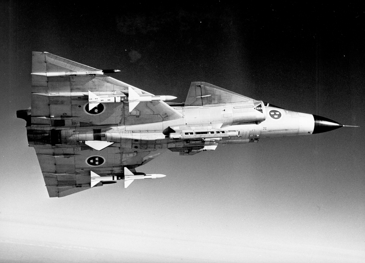 Flygplan JA 37 Viggen nummer 301 i luften. Provflygplan med robot 71 Skyflash monterade.