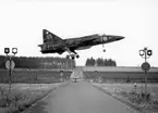 Flygplan SH 37 Viggen innan landning över Knivbergavägen utanför Norrköping.