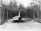 Service av provflygplan JA 37-6 vid kamouflerad vägbas.