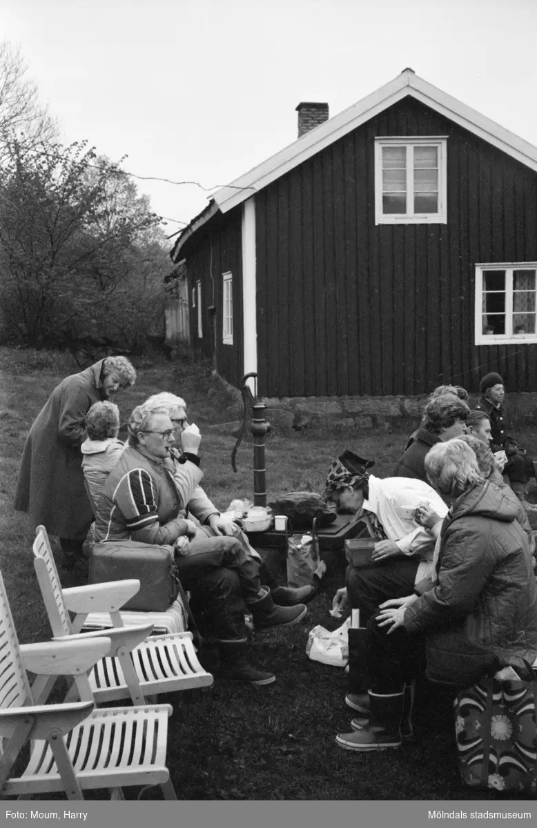 Gökotta på hembygdsgården i Långåker, Kållered, år 1983.

För mer information om bilden se under tilläggsinformation.