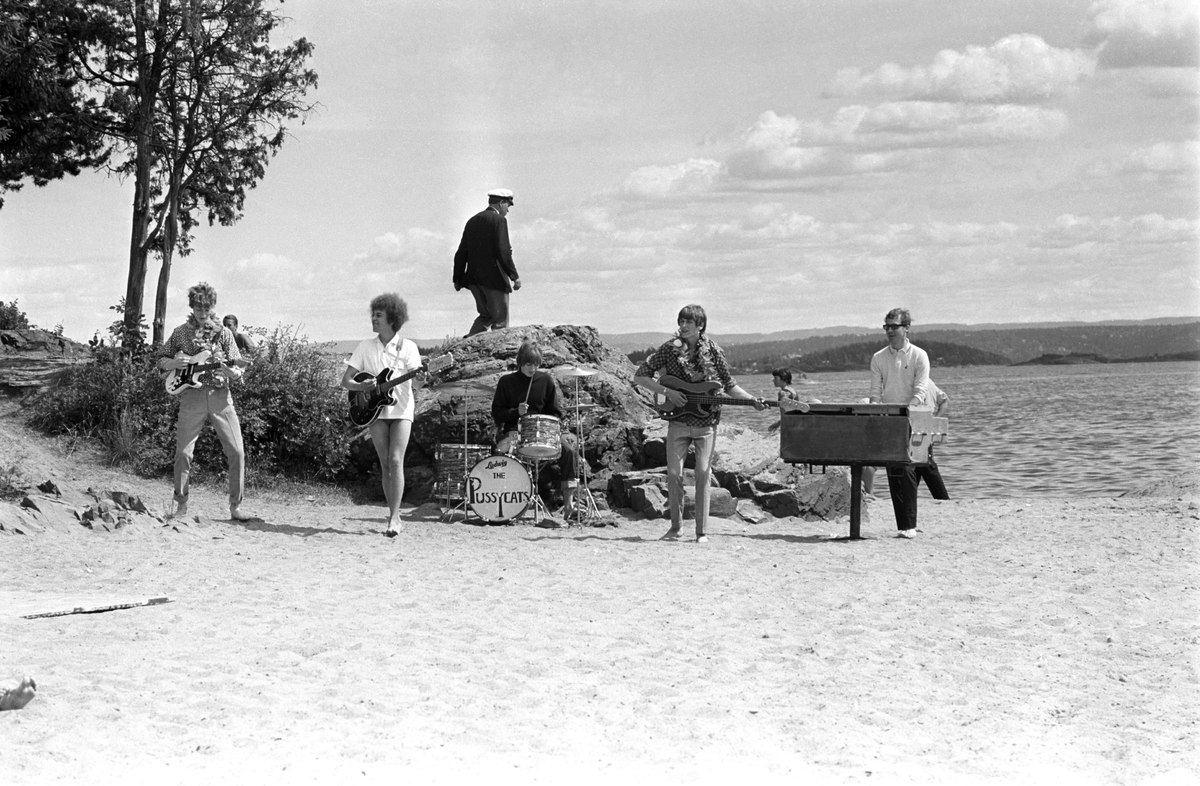 Popgruppa The Pussycats spiller på Hvalstrand i forbindelse med TV-programmet Op-erasjon Hvalstrand. Fra venstre gitarist Trond Graff, gitarist Ottar Aasegg, trommer Friedel Brandt, vokalist og bassist Sverre Kjelsberg og organist Ingemar Stjerndahl.