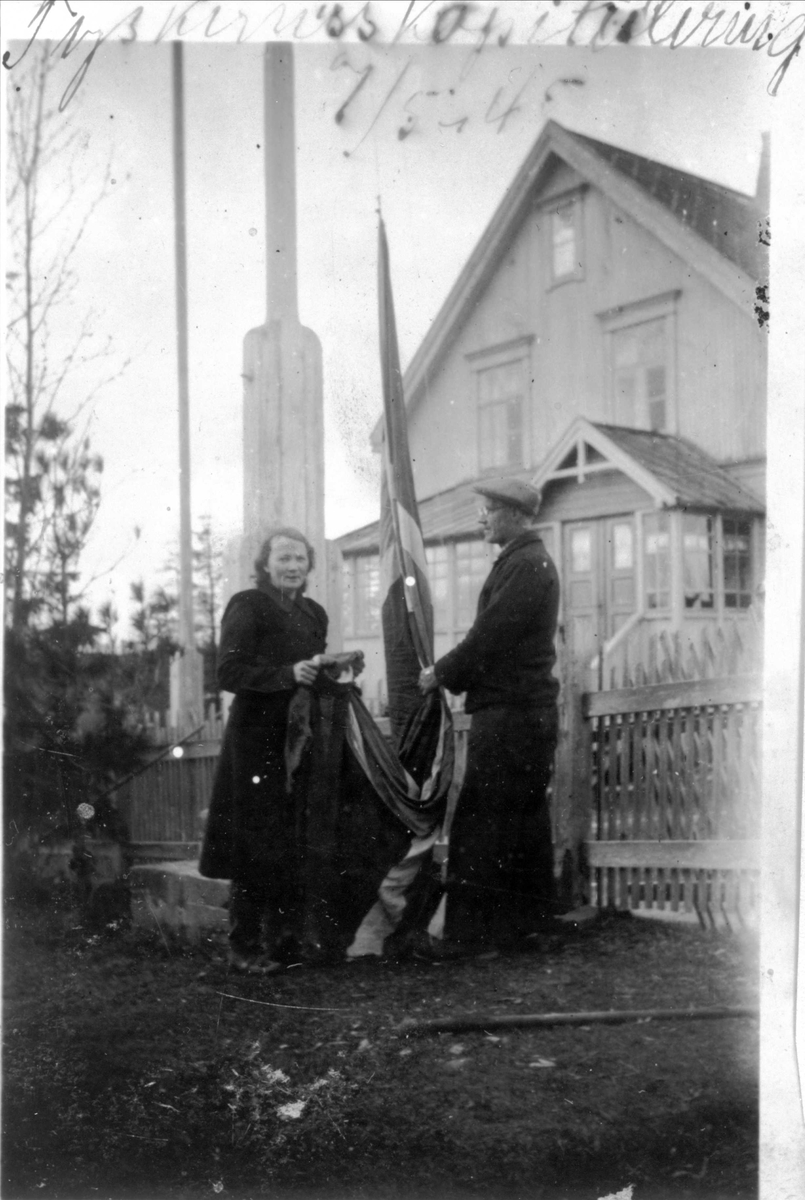 Flagget heises i Gausvik i forbindelse med den tyske kapitulasjonen